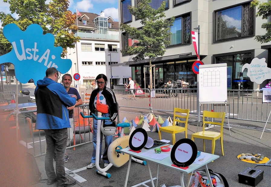 PARK(ing) Day 2021, Uster, Webernstrasse vor der Post Einrichtung, grün und künstlerisch mit Patricio und der Grünen Partei Uste