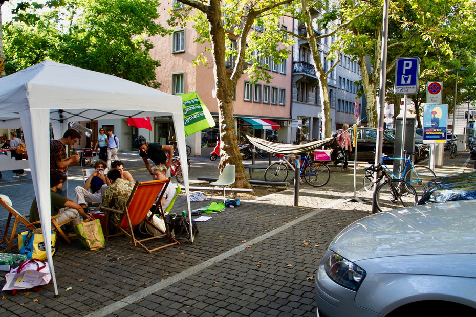 PARK(ing) Day 2021, Zürich, Zähringerplatz  Kleiner kollektiver Aufenthalt mit Teppich, Fahnen und Stühlen