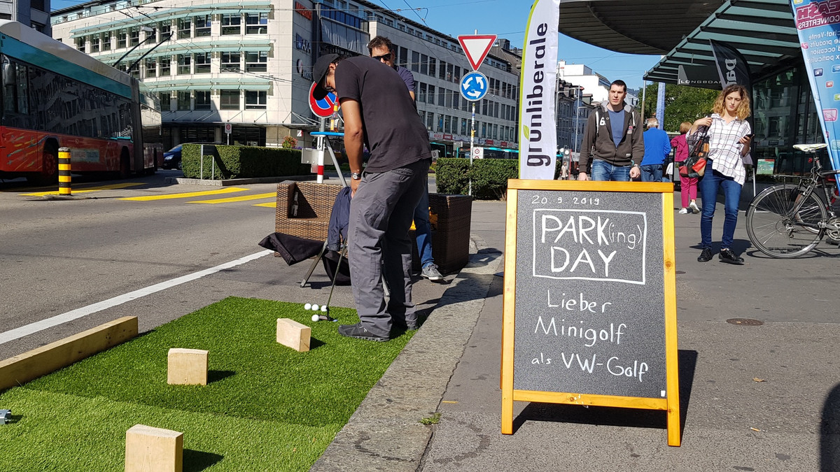 Minigolf statt VW-Golf von Jeremias und Freunden in Biel am PARK(ing) Day 2019