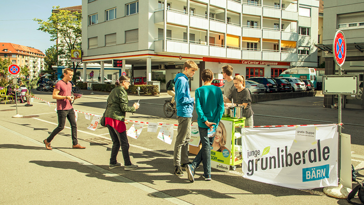Suppe aus Foodwaste-Gemüse, sowie Plakate zum Thema Foodwaste und Umweltschutz, organisiert durch Junge Grünliberale in Bern am PARK(ing) Day 2019