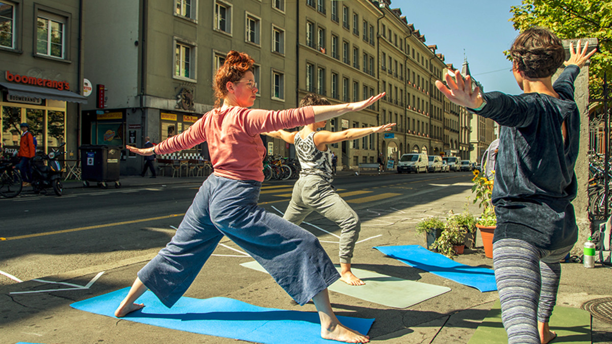 Yoga und begrünter Parkplatz zum Verweilen. Wohlfühlklima von Klimastreik in Bern am PARK(ing) Day 2019