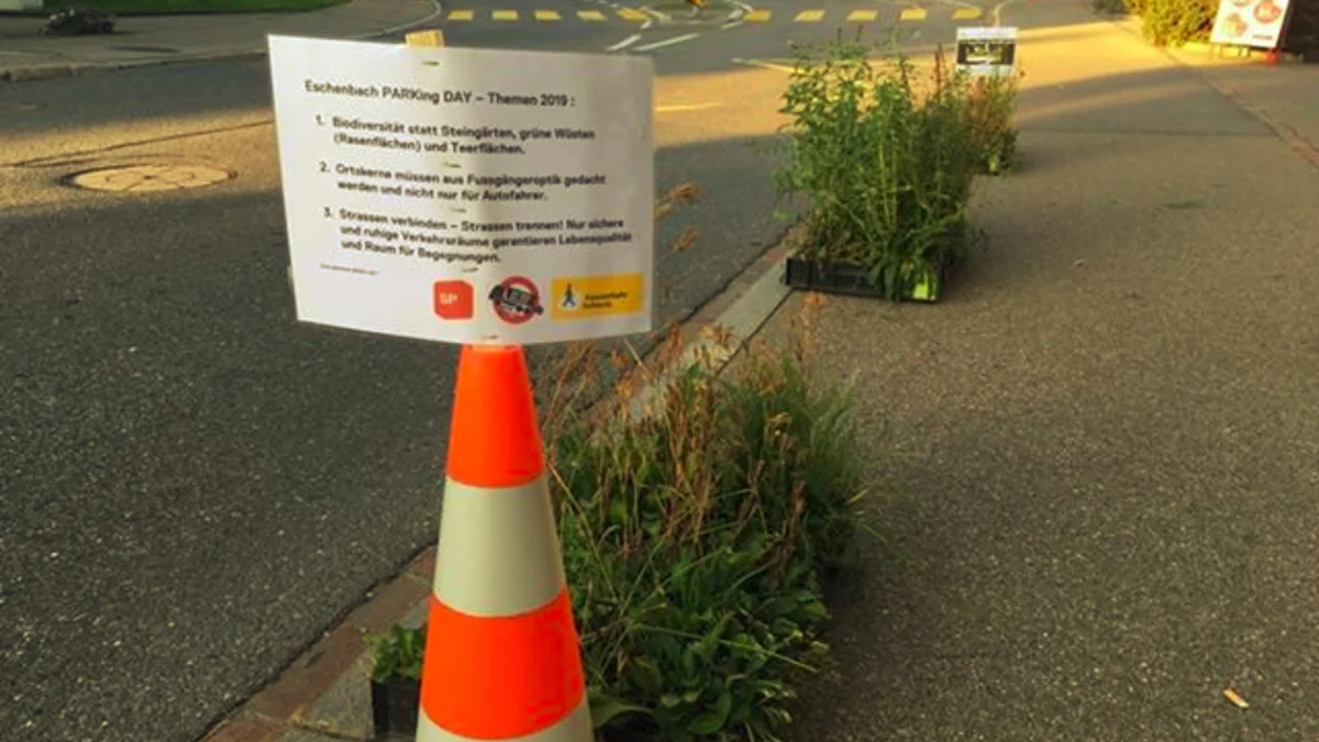 Biodiversität mitten im Dorfkern mit Parkbänkli in Eschenbach SG am PARK(ing) Day 2019