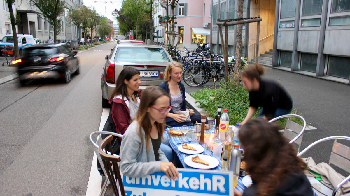 Gemütliches Abendessen statt Parkplatz! Spontane PARK(ing) Day Aktion and der Agnesstrasse in Zürich