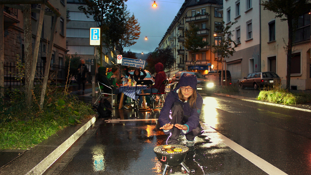 Gemütliches Abendessen statt Parkplatz! Spontane PARK(ing) Day Aktion and der Agnesstrasse in Zürich