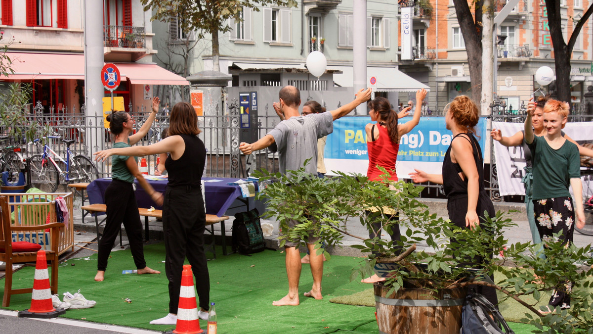 Yoga mit Angela Boscardini vom "Das Yoga Haus" in der Garten-Oase von umverkehR an der Kanzleistrasse in Zürich am PARK(ing) Day 2018