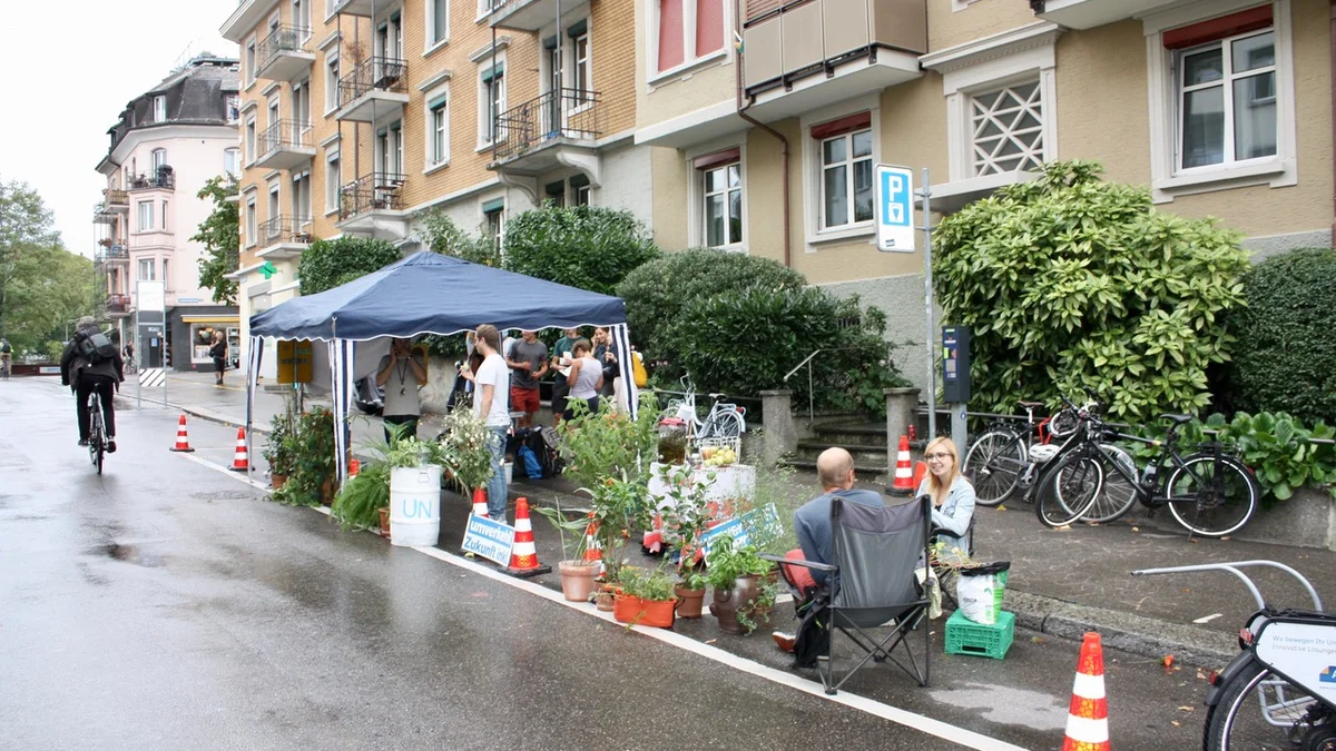 Getränke statt Parkplätze. Aktion an der Röschibachstrasse in Zürich