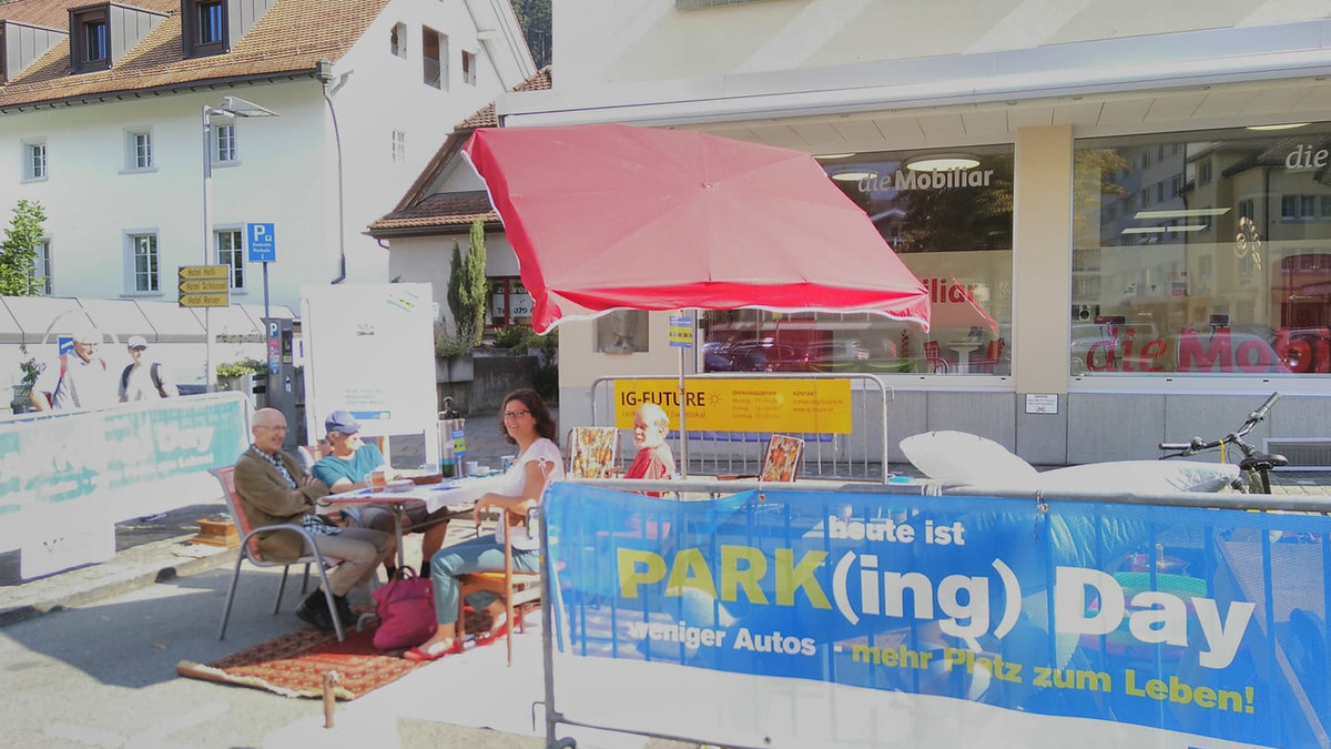 Ferien statt Parkplätze, die Parklücke zu einem Ferienparadies umbauen vom VCS-Uri am PARK(ing) Day 2020 in Altdorf