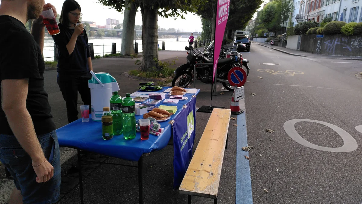 Kaffee und Kuchen am St.Alban-Rheinweg für VelopendlerInnen mit Raphael vom VCS am PARK(ing) Day 2020 in Basel