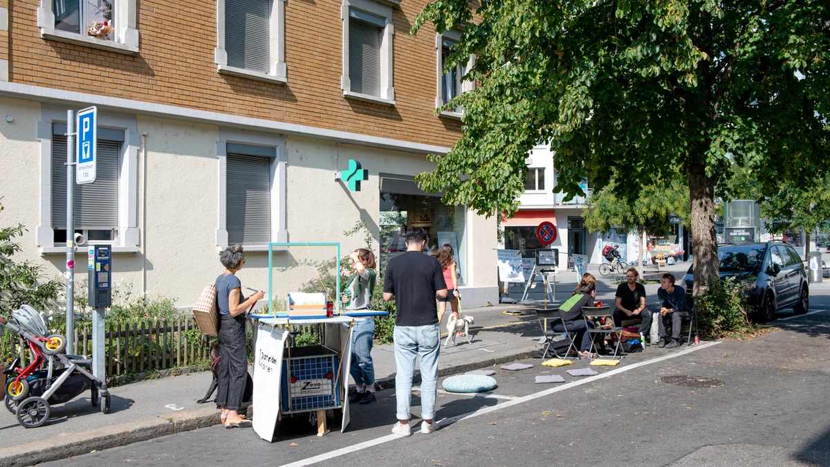 Im Outdoor- Wohnzimmer  Kaffee und Tee trinken und über die Zukunft des Quartiers diskutieren an der Lendenbergstrasse von Anton