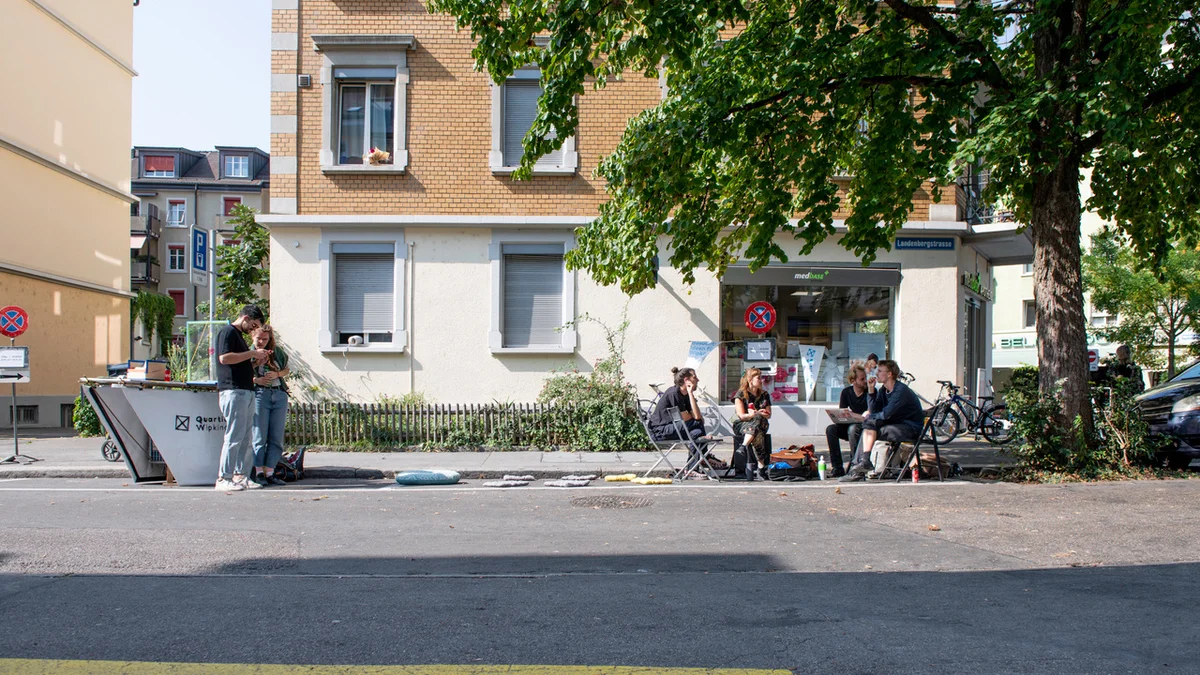 Im Outdoor- Wohnzimmer  Kaffee und Tee trinken und über die Zukunft des Quartiers diskutieren an der Lendenbergstrasse von Anton
