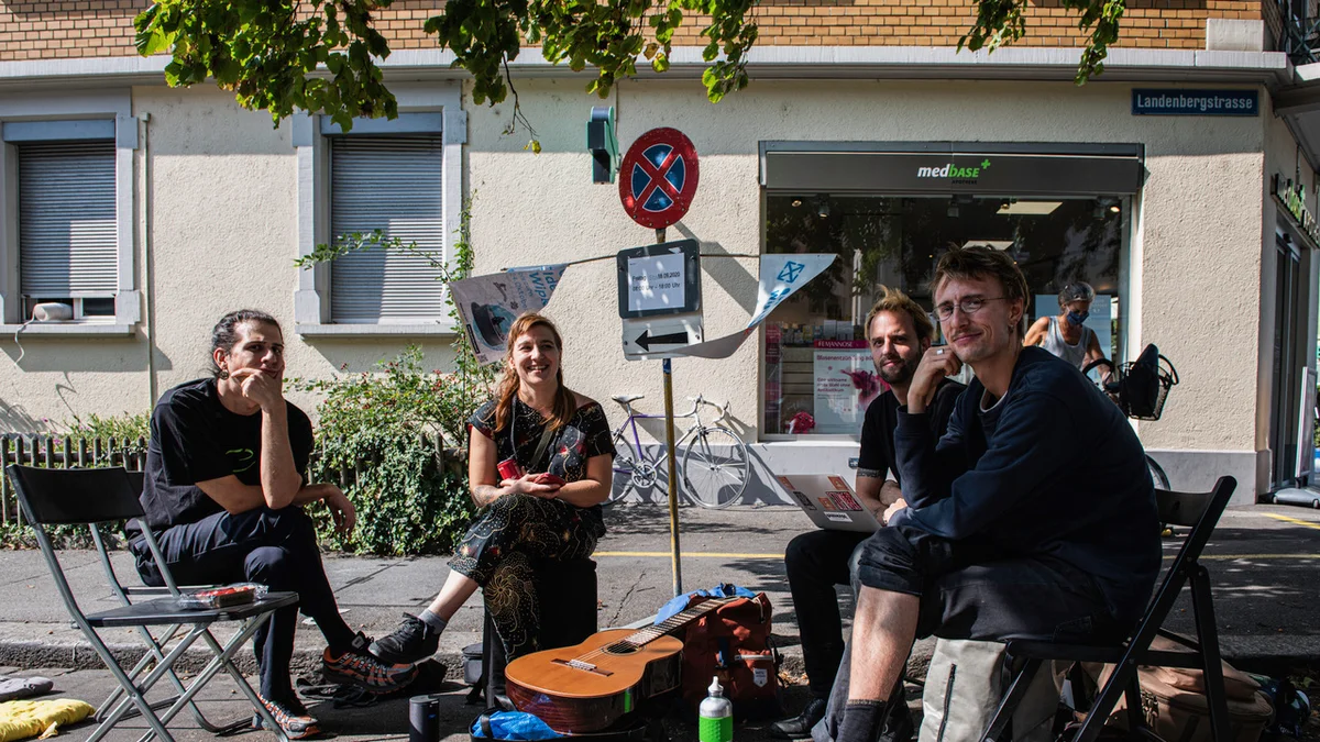 Im Outdoor- Wohnzimmer  Kaffee und Tee trinken und über die Zukunft des Quartiers diskutieren an der Lendenbergstrasse von Anton
