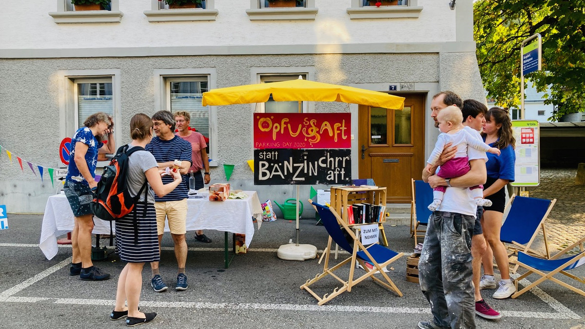 Öpfusaft statt Bänzinchraft mit Rut von den Grünen am PARK(ing) Day 2020 in Burgdorf