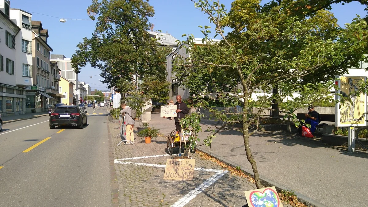 Temporäre Bepflanzung statt Parkplatz mit Christian von Pro Natura am PARK(ing) Day in Burgdorf