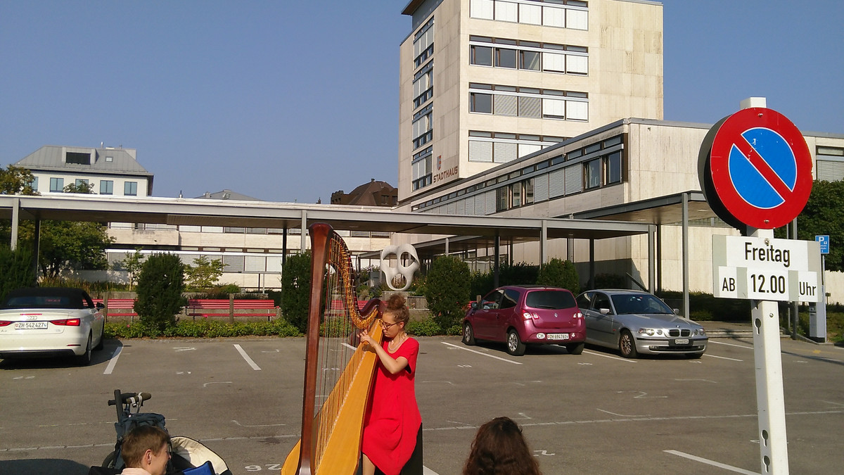 Kurzkonzert mit einer Harfe von und mit Anna am PARK(ing) Day 2020 in Uster