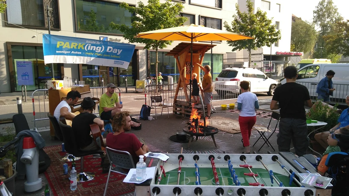Töggeliturnier statt Parkplatz mit Antje von der Jugendarbeit der Reformierten Kirche am PARK(ing) Day 2020 in Uster