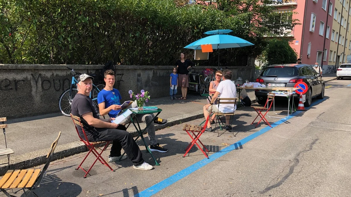 Kaffee und Gipfeli und Infos zu Aktionen im Quartier (wettstein21, Bücherschrank, Wettsteinmarkt etc.) von Norbert am PARK(ing) Day 2020 in Basel