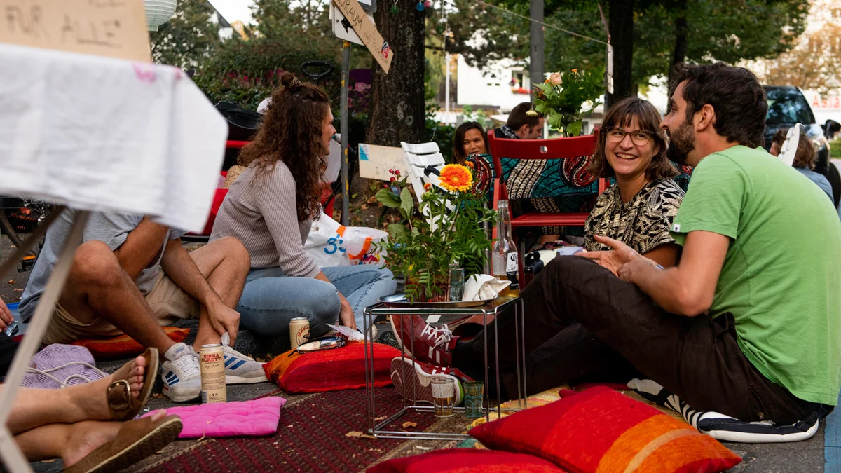 Im Outdoor- Wohnzimmer  Kaffee und Tee trinken und über die Zukunft des Quartiers diskutieren von Antonia beim Röschibachplatz am PARK(ing) Day 2020 in Zürich