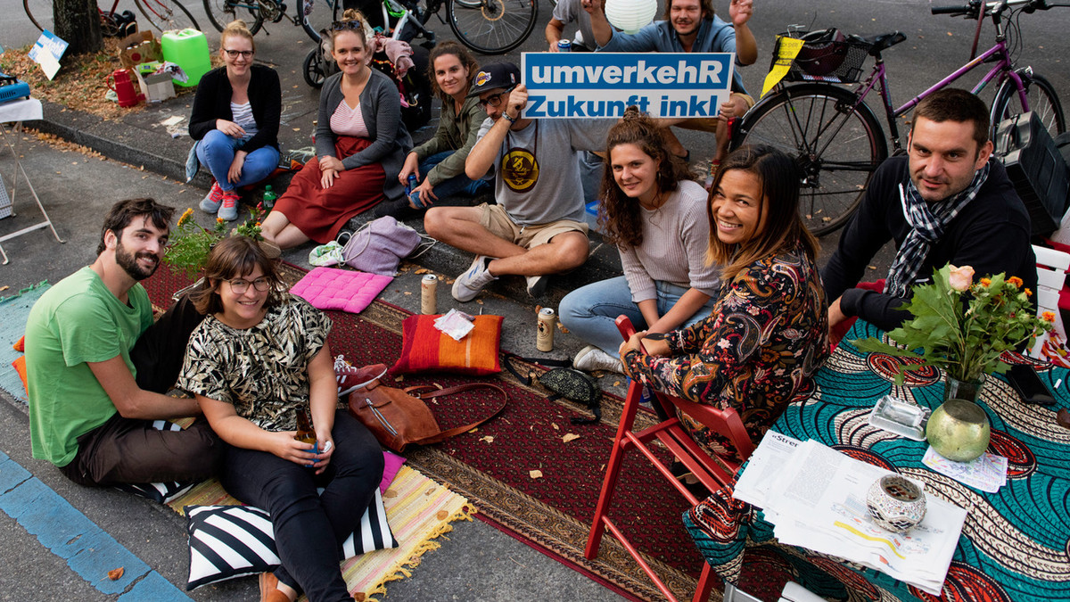 Im Outdoor- Wohnzimmer  Kaffee und Tee trinken und über die Zukunft des Quartiers diskutieren von Antonia beim Röschibachplatz am PARK(ing) Day 2020 in Zürich