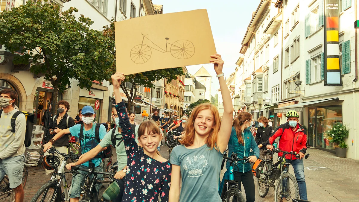 Schaffhausen kunterbunt - vielen verschiedene Aktivitäten und Demo durch die Altstadt mit dem Velo organisiert von AL Schaffhaus