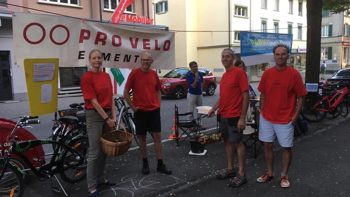 Kontakte knüpfen, Trickvelofahren, diskutieren und Wettbewerb gewinnen mit Klaus von Pro Velo Emmental am PARK(ing) Day in Burgdorf