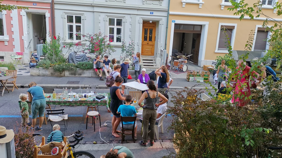 Moscht zum Tringge statt zum Abstingge mit Frederik und Freunden an der Jurastrasse am PARK(ing) Day 2020 in Basel