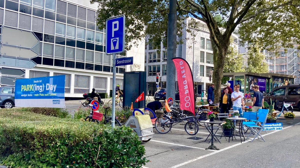 PARK(ing) Day 2021, Zug, Parkplätze unterer Postplatz, vor dem Regierungsgebäude: Seestrasse 2 Platz, Infrastruktur und Power fü