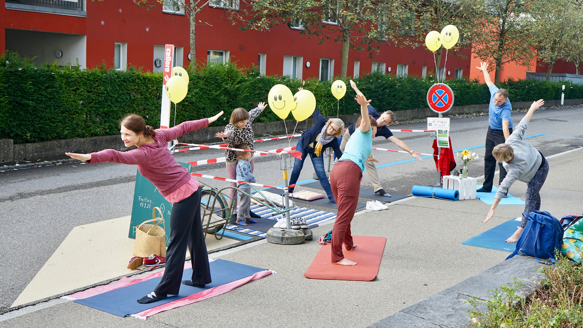 PARK(ing) Day 2021, St.Gallen, Demutstrasse 20 Yoga+Spielparkplatz von der Gruppe  Demutstrasse beruhigen