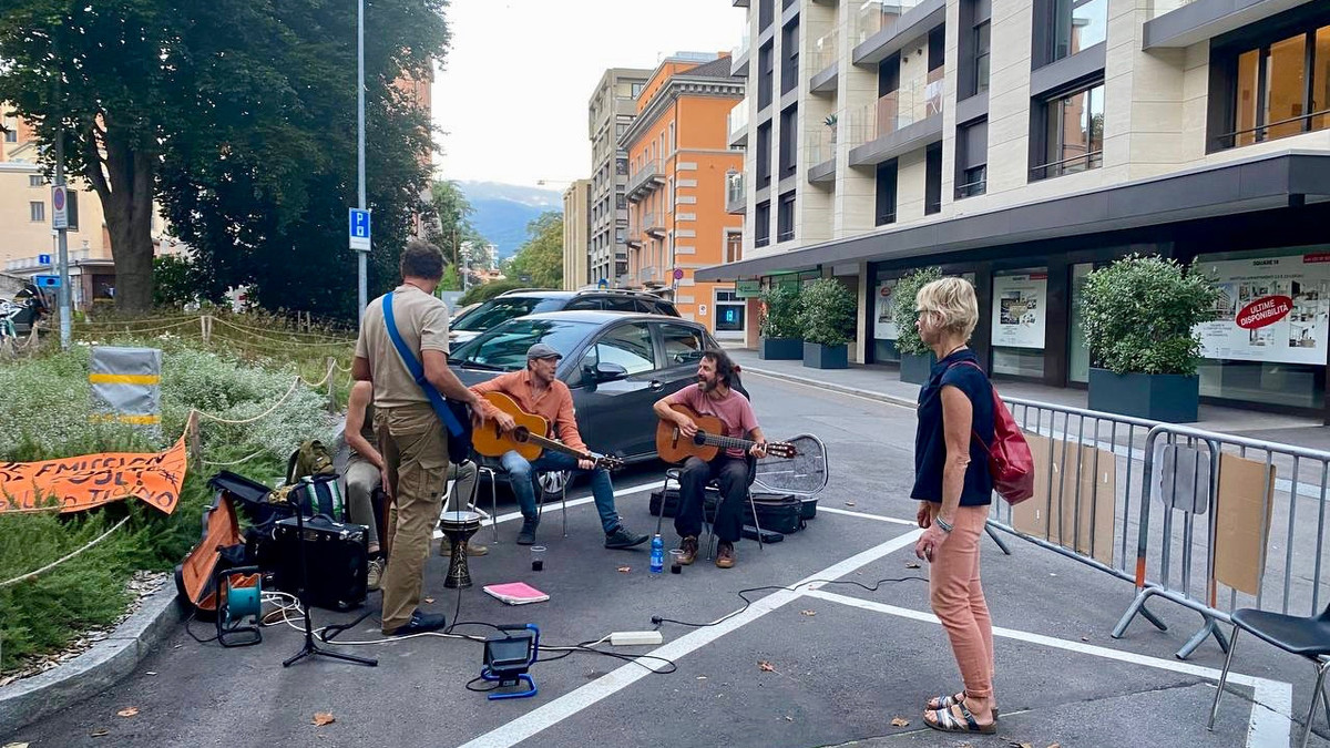 PARK(ing) Day 2021, Ticino. Musik statt Auto auf Parkplatz von Sciopero per il Clima (Klimastreik) und ATA (VCS)