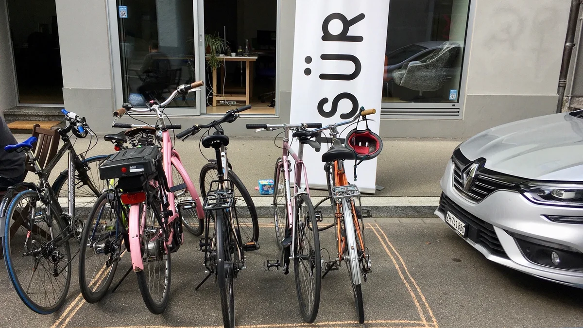 PARK(ing) Day 2021, Zürich, Glasmalergasse 5 bis 7, Tsuri verlegt für einen Tag ihr Büro auf die Strasse. Man kann vorbeikommen 