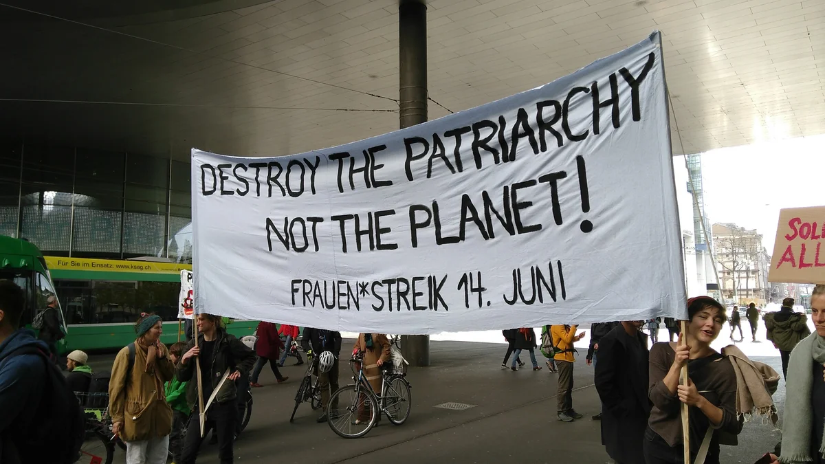 Transparent des feministischen Streik-Kollektivs Basel am Klimastreik im April 2019