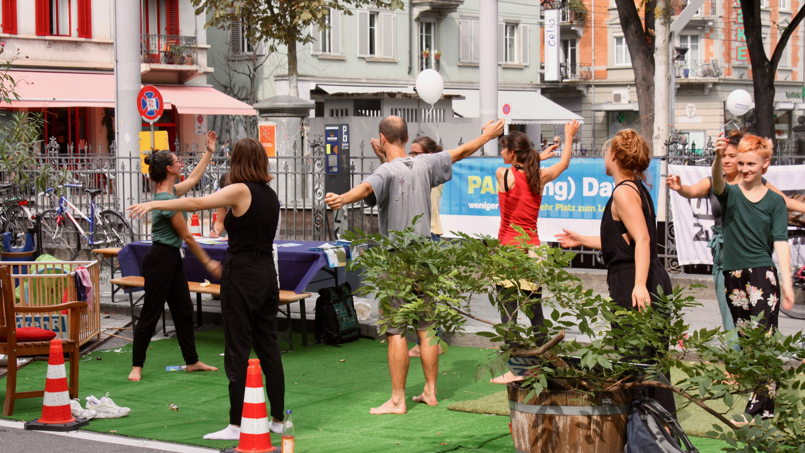 Yoga mit Angela Boscardini vom "Das Yoga Haus" in der Garten-Oase von umverkehR an der Kanzleistrasse in Zürich am PARK(ing) Day 2018
