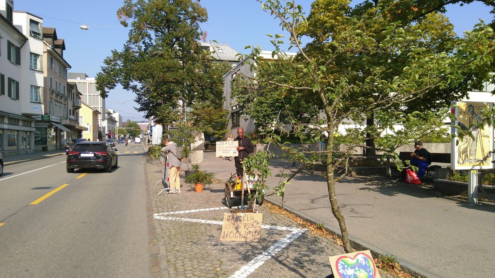 Temporäre Bepflanzung statt Parkplatz mit Christian von Pro Natura am PARK(ing) Day in Burgdorf