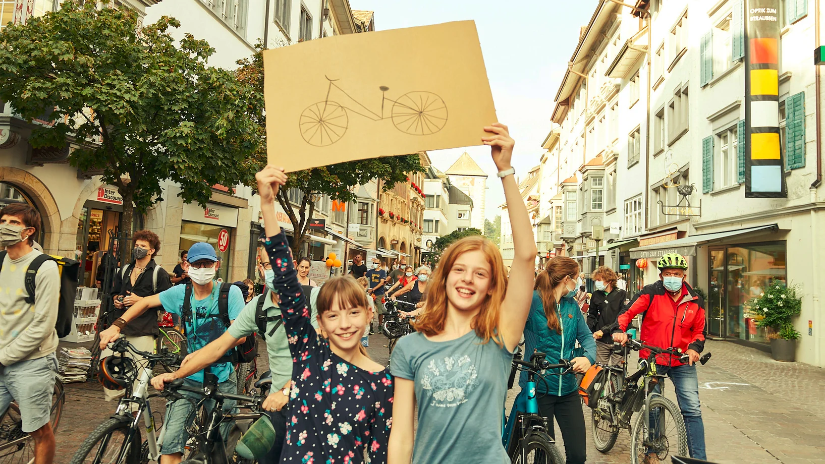 Schaffhausen kunterbunt - vielen verschiedene Aktivitäten und Demo durch die Altstadt mit dem Velo organisiert von AL Schaffhaus