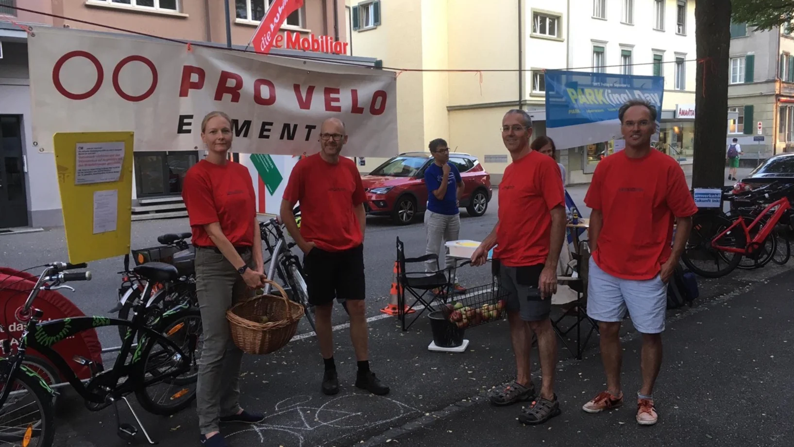 Kontakte knüpfen, Trickvelofahren, diskutieren und Wettbewerb gewinnen mit Klaus von Pro Velo Emmental am PARK(ing) Day in Burgdorf