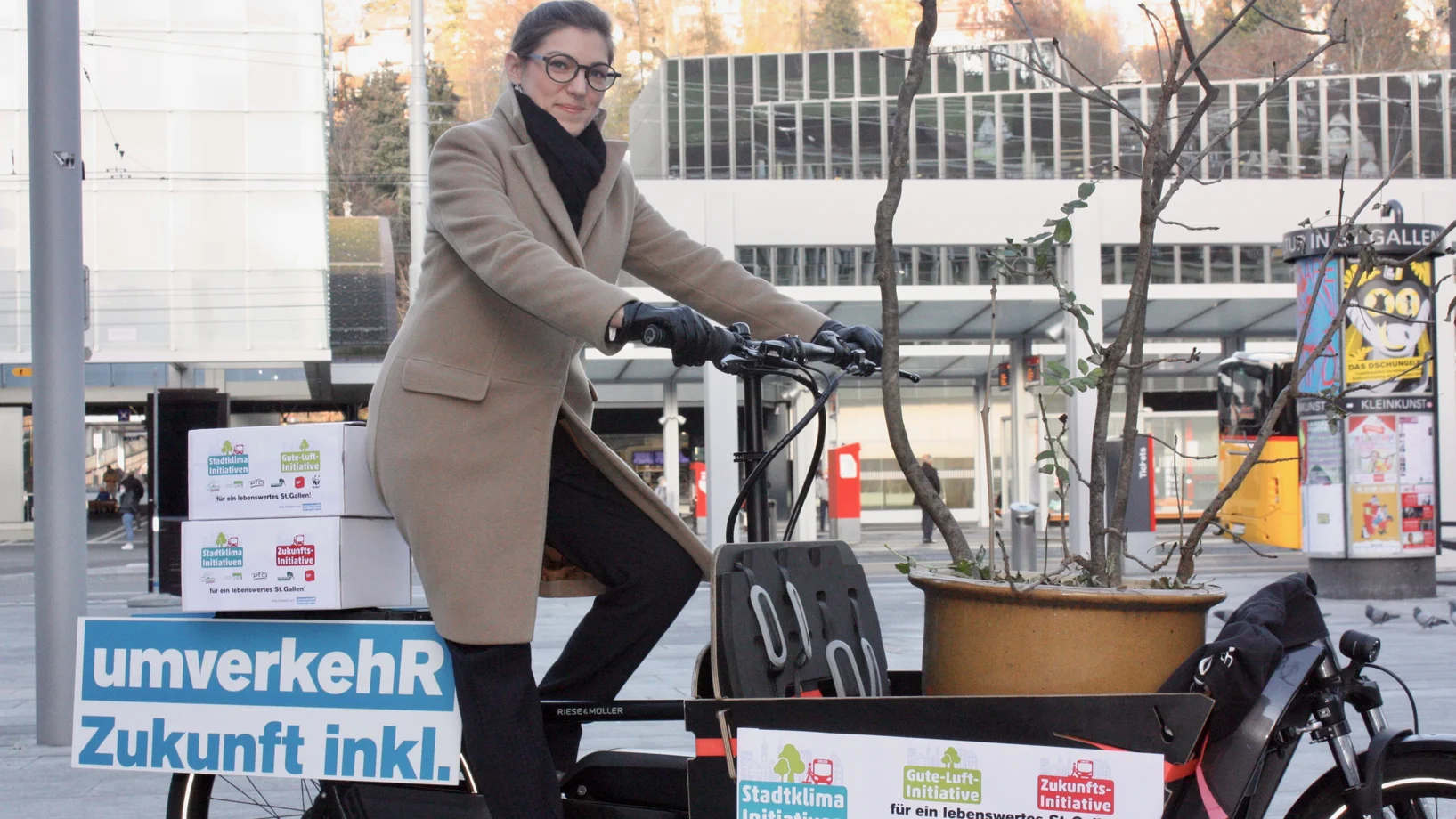 Franziska Ryser, Nationalrätin Grüne und Co-Präsidentin umverkehR reicht die Stadtklima-Initiativen in St. Gallen ein