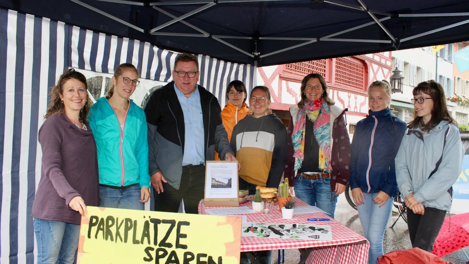 PARK(ing) Day 2021, Sempach, im Städtli beim Rathausbrunnen (Aktion fand am Sonntag 19.9. statt  Begegnungszone statt Parkplatz 