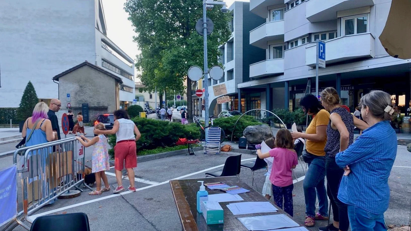 PARK(ing) Day 2021, Ticino. Musik statt Auto auf Parkplatz von Sciopero per il Clima (Klimastreik) und ATA (VCS)
